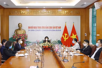 Đoàn đại biểu Đảng Cộng sản Việt Nam dự Lễ kỷ niệm. (Ảnh: TTXVN)