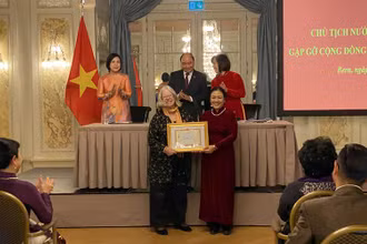 Chủ tịch Liên hiệp các tổ chức hữu nghị Việt Nam, bà Nguyễn Phương Nga trao Kỷ niệm chương Vì hòa bình hữu nghị giữa các dân tộc tặng bà Anjuska Weil, Chủ tịch Hội Hữu nghị Thụy Sĩ-Việt Nam. (Ảnh: vufo.org.vn)