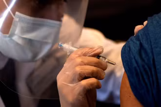 Tiêm vaccine ngừa Covid-19 tại một trung tâm tiêm chủng ở bang Illinois, tháng 4/2021. (Ảnh: Reuters)