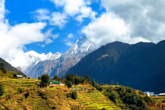 Nepal vào thu, những thửa ruộng bậc thang vùng Gandaki mang nhiều nét tương đồng với quang cảnh ở miền núi phía bắc Việt Nam. Chỉ có điều bao quanh chúng là vô số rặng tuyết sơn hùng vĩ. 
