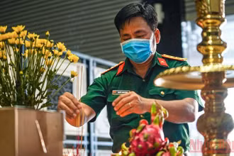 Cán bộ thuộc Bộ Tư lệnh thành phố Hồ Chí Minh thắp hương cho các nạn nhân tử vong vì Covid-19. (Ảnh: HOÀNG TRIỀU)