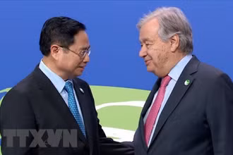 Tổng Thư ký Liên hợp quốc Antonio Guterres đón Thủ tướng Phạm Minh Chính đến dự Hội nghị COP26. (Ảnh: TTXVN)