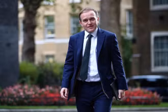 Bộ trưởng Môi trường Anh George Eustice. Ảnh: Reuters.