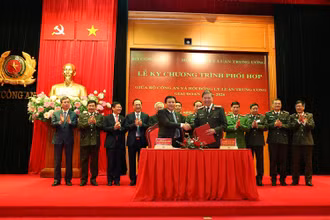 Bộ Công an và Hội đồng Lý luận Trung ương ký kết Chương trình phối hợp giai đoạn 2021-2026 (Ảnh: Lê Tú).