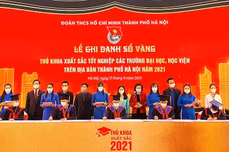 Các thủ khoa xuất sắc của Thủ đô được tuyên dương năm 2021 ghi danh sổ vàng tại Văn Miếu Quốc Tử Giám.