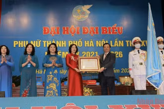 Bí thư Thành ủy Hà Nội Đinh Tiến Dũng trao Huân chương Lao động hạng Nhất tặng Hội Liên hiệp Phụ nữ thành phố Hà Nội. 
