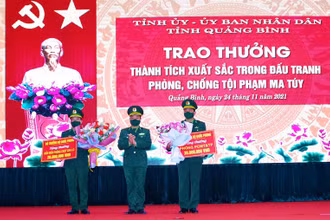 Bộ trưởng Quốc phòng tặng thưởng các đơn vị phá án.