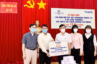 Đại diện THACO trao bảng tượng trưng hỗ trợ cho tỉnh Gia Lai. (Ảnh: Như Nguyện)