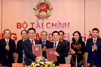 Quang cảnh lễ ký kết thỏa thuận giữa Bộ Tài chính và Bộ Thông tin và Truyền thông.