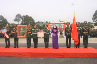 Phó Chủ tịch nước Võ Thị Ánh Xuân trao Huân chương Quân công hạng Nhì cho Ban Giám hiệu Trường Sĩ quan Lục quân 2.