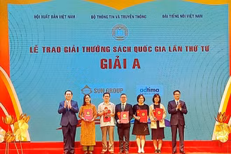 Đồng chí Nguyễn Trọng Nghĩa và đồng chí Vũ Đức Đam trao 2 giải A của Giải thưởng Sách Quốc gia năm 2021.