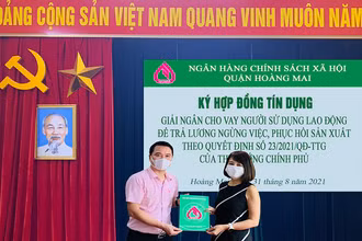 Ngân hàng chính sách xã hội quận Hoàng Mai (Hà Nội) cho người sử dụng lao động vay vốn. Ảnh: H.M