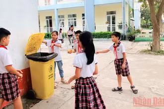 Giáo dục ý thức vệ sinh môi trường cho học sinh Trường tiểu học Tích Sơn, thành phố Vĩnh Yên. (Ảnh: HÀ HỒNG HÀ)