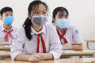 Học sinh Hà Nội đeo khẩu trang khi đến trường.