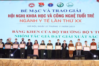 Trao tặng giải xuất sắc và Bằng khen của Bộ trưởng Y tế cho các cá nhân.