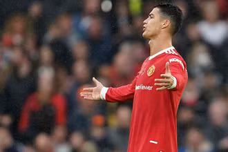 Ronaldo thất vọng trong trận thua bạc nhược trước Man City. (Ảnh: Getty Images)