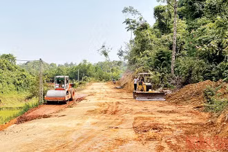 Thi công đường kết nối từ trung tâm huyện Na Rì (Bắc Kạn) với huyện Bình Gia và Tràng Định (Lạng Sơn). (Ảnh: TUẤN SƠN)