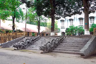 Rồng đá (1467) ở thềm điện Kinh Thiên.