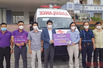 Sở Y tế Phú Thọ tiếp nhận xe cứu thương do Thẩm mỹ viện Hoàng Tuấn trao tặng. (Ảnh: NGỌC LONG)