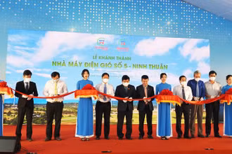 Đồng chí Nguyễn Chí Dũng (thứ bảy từ bên phải ảnh), Ủy viên Trung ương Đảng, Bộ trưởng Kế hoạch và Đầu tư cùng lãnh đạo tỉnh Ninh Thuận và nhà đầu tư cắt băng khánh thành dự án.