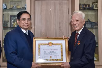 Thủ tướng Phạm Minh Chính trao Huy hiệu 60 năm tuổi Đảng tặng đồng chí Vũ Khoan. (Ảnh: NHẬT BẮC)