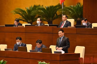 Bộ trưởng Tài chính Hồ Đức Phớc phát biểu giải trình, làm rõ một số vấn đề đại biểu Quốc hội nêu trong phiên thảo luận chiều 9/11. (Ảnh: LINH NGUYÊN)