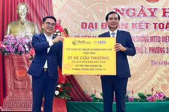 Đại diện Tập đoàn T&T Group trao tặng 1 xe cứu thương hỗ trợ tỉnh Quảng Trị phòng, chống dịch Covid-19.