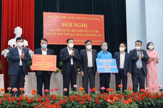 Đồng chí Phan Đình Trạc trao quà tặng công nhân và người lao động khó khăn tỉnh Lâm Đồng.