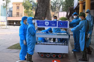 Robot vận chuyển nhu yếu phẩm phục vụ phòng, chống dịch Covid-19 là một sáng kiến tiêu biểu của người lao động. (Ảnh: BÍCH THÙY/BND)