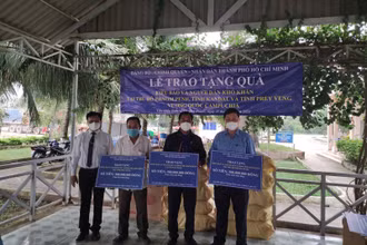 Phó Chủ nhiệm Ủy ban về Người Việt Nam ở nước ngoài TP Hồ Chí Minh Võ Thành Chất trao 1,5 tỷ đồng cho đại diện Hội Người Việt Nam tại 3 tỉnh, thành phố: Phnom Penh, Kandal và Prey Veng (Vương quốc Campuchia).