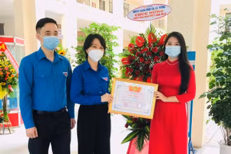 Trao Giấy khen tuyên dương “Nhà giáo trẻ tiêu biểu”.