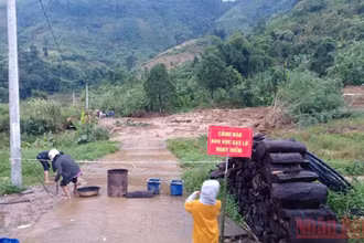 Chính quyền địa phương giăng dây cảnh báo tại khu vực sạt lở. (Ảnh: QUỐC VIỆT)