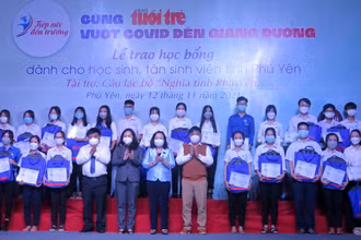 Trao học bổng cho học sinh và tân sinh viên tỉnh Phú Yên.