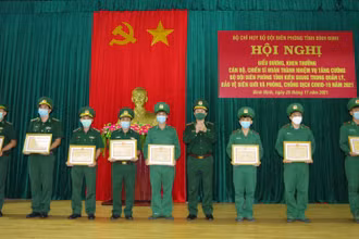 Bộ Chỉ huy Bộ đội Biên phòng tỉnh Bình Định tặng Giấy khen cho các đồng chí đã hoàn thành tốt nhiệm vụ.