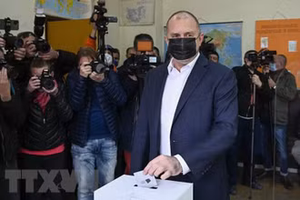 Tổng thống Bulgaria Rumen Radev bỏ phiếu vòng hai cuộc bầu cử Tổng thống tại điểm bầu cử ở Sofia. (Ảnh: TTXVN)