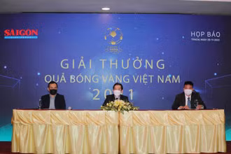 Đại diện của Ban tổ chức, nhà tài trợ chính cùng đại diện Liên đoàn Bóng đá Việt Nam trả lời phỏng vấn. (Ảnh: VFF)