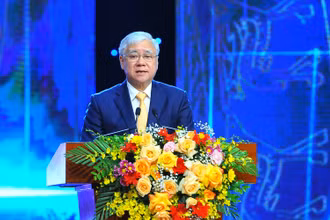 Đồng chí Đỗ Văn Chiến, Bí thư Trung ương Đảng, Chủ tịch Ủy ban Trung ương Mặt trận Tổ quốc Việt Nam phát biểu tại buổi lễ.