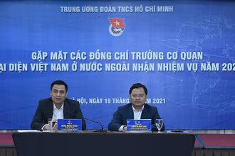 Từ phải qua trong ảnh: các đồng chí Nguyễn Anh Tuấn, Đặng Hoàng Giang điều hành chương trình.