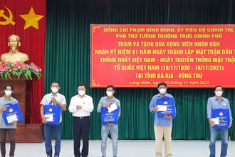 Phó Thủ tướng Thường trực Phạm Bình Minh tặng quà động viên các gia đình có người thân bị mất do dịch Covid- 19 trên địa bàn huyện Long Điền (Bà Rịa-Vũng Tàu).