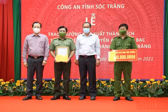 Đồng chí Nguyễn Văn Sắc, Trưởng Ban Nội chính Tỉnh ủy và đồng chí Vương Quốc Nam, Phó Chủ tịch UBND tỉnh Sóc Trăng trao thưởng cho Ban Chuyên án.