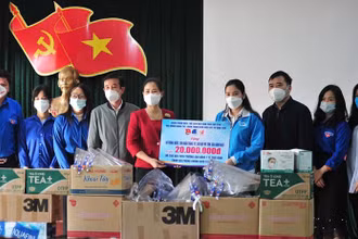 Hỗ trợ vật phẩm thiết yếu cho sinh viên Cao đẳng Y tế Thái Bình làm nhiệm vụ chống dịch tại cộng đồng.