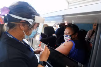 Tiêm vaccine Pfizer ngừa Covid-19 ở Otara, ngoại ô Auckland, New Zealand, ngày 16/10/2021. (Ảnh: Reuters)