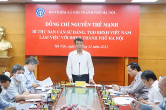 Tổng Giám đốc Bảo hiểm xã hội Việt Nam Nguyễn Thế Mạnh làm việc với Bảo hiểm xã hội Hà Nội. (Ảnh: Tâm Trung)