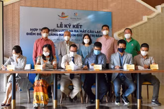 Ký kết hợp tác và ra mắt câu lạc bộ “Điểm đến Quảng Nam - Gìn giữ giá trị bản địa”. (Ảnh: QUỐC VIỆT)
