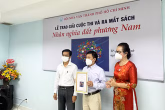 Trao giải Nhất cuộc thi cho tác giả Tự Hàn.