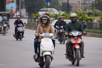 Khu vực Hà Nội sáng sớm có lúc có mưa, mưa rào, trời rét với nhiệt độ thấp nhất 15-18 độ C. (Ảnh minh họa)