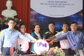  Sở Thông tin và Truyền thông tỉnh Vĩnh Long phối hợp với các đơn vị nâng cao ứng dụng công nghệ thông tin trên địa bàn tỉnh. (Ảnh: Bá Dũng).