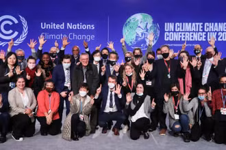 Các đại biểu chụp ảnh chung khi kết thúc Hội nghị khí hậu COP26. (Ảnh: Reuters)