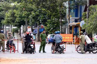 Một chốt kiểm soát dịch của TP Phan Thiết kiểm soát người, phương tiện ra vào phường Hưng Long sau khi địa bàn phát hiện nhiều ca mắc Covid-19.