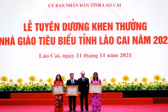 Trao danh hiệu Nhà giáo ưu tú cho các giáo viên có thành tích xuất sắc.